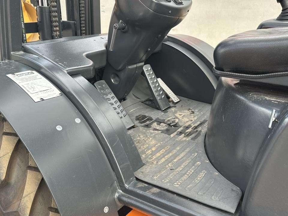 Ausa C200H 4x4 Photo 12