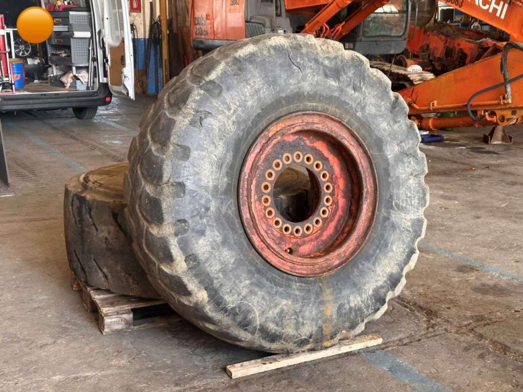 Michelin 20.5R25 Photo 1