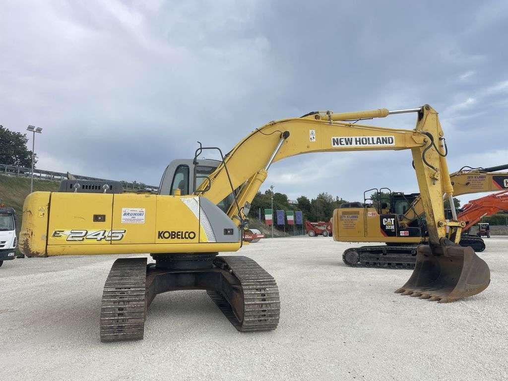New Holland E 245 Photo 1