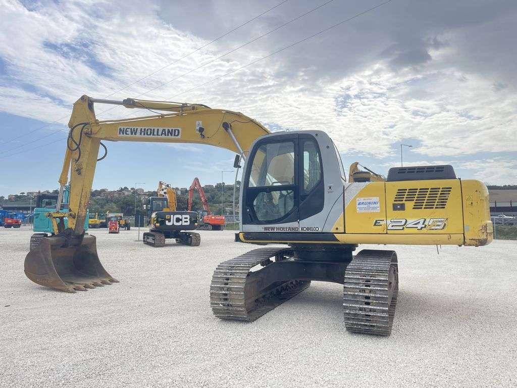 New Holland E 245 Photo 3