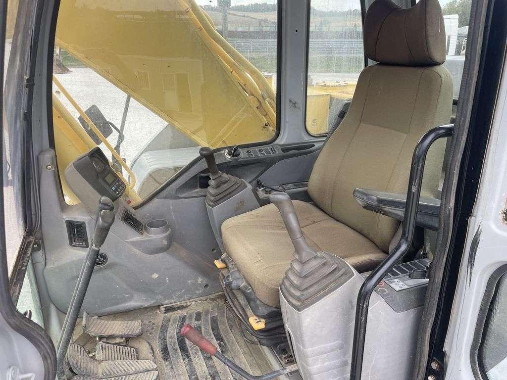 New Holland E 245 Photo 7