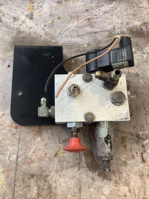 Servo-operated valve for JLG LIFT 450 AJ Photo 1
