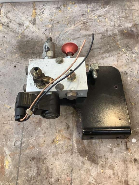 Servo-operated valve for JLG LIFT 450 AJ Photo 2