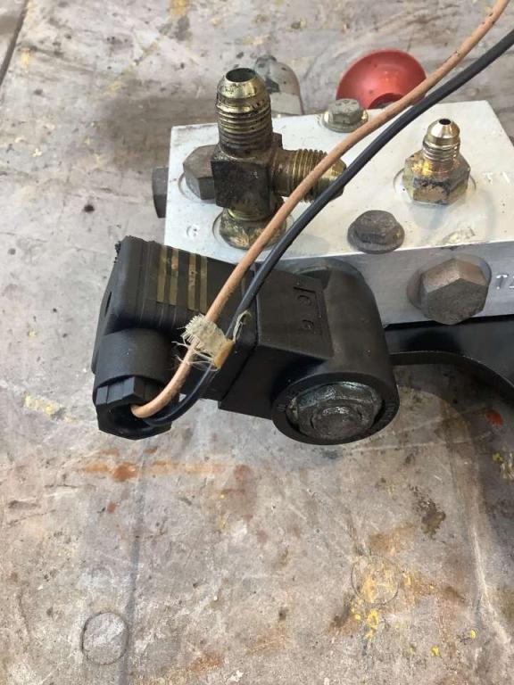 Servo-operated valve for JLG LIFT 450 AJ Photo 3
