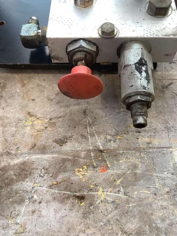 Servo-operated valve for JLG LIFT 450 AJ Photo 4