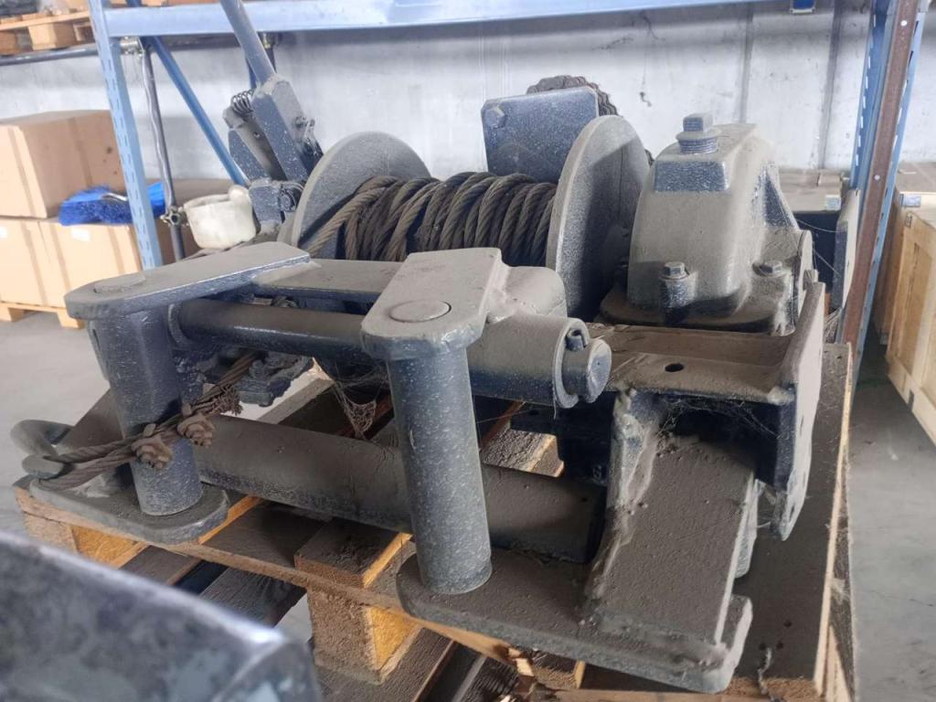 Winch on platform Photo 4