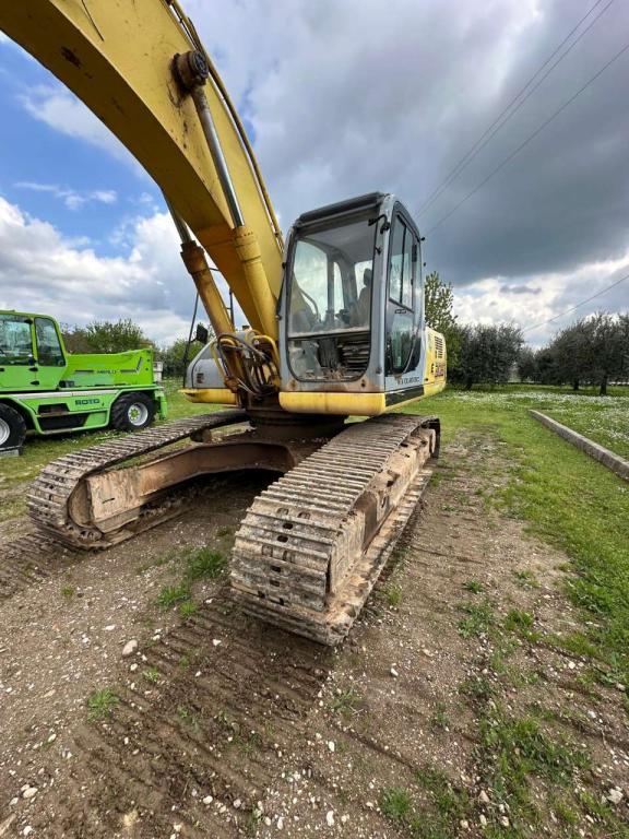 New Holland 305 Photo 4
