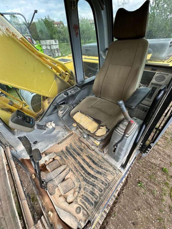 New Holland 305 Photo 7
