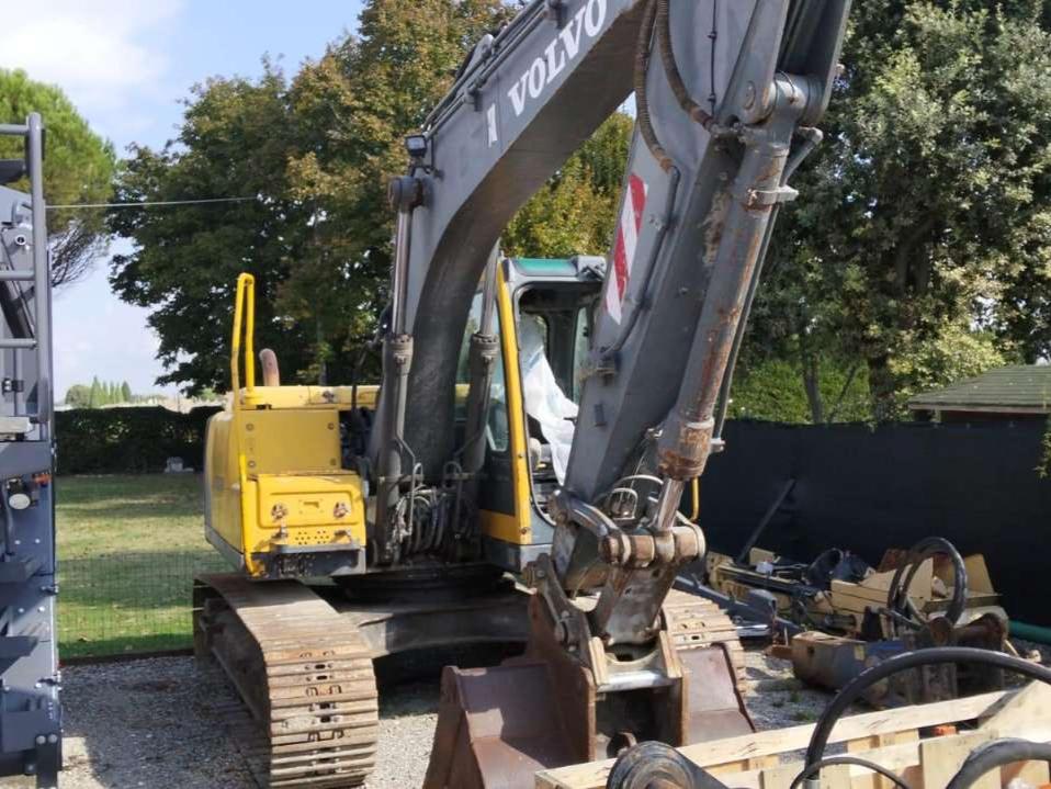 Volvo EC140B Photo 1