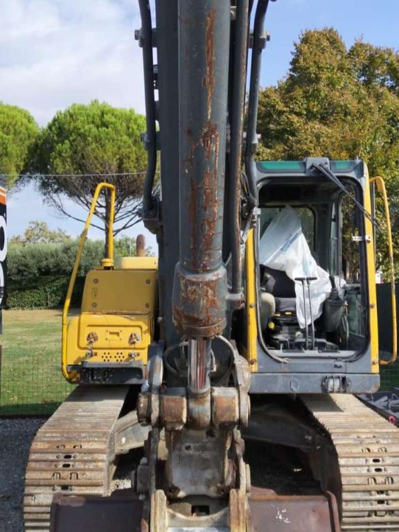 Volvo EC140B Photo 3