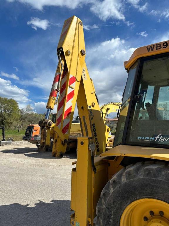 Komatsu WB97R Photo 8