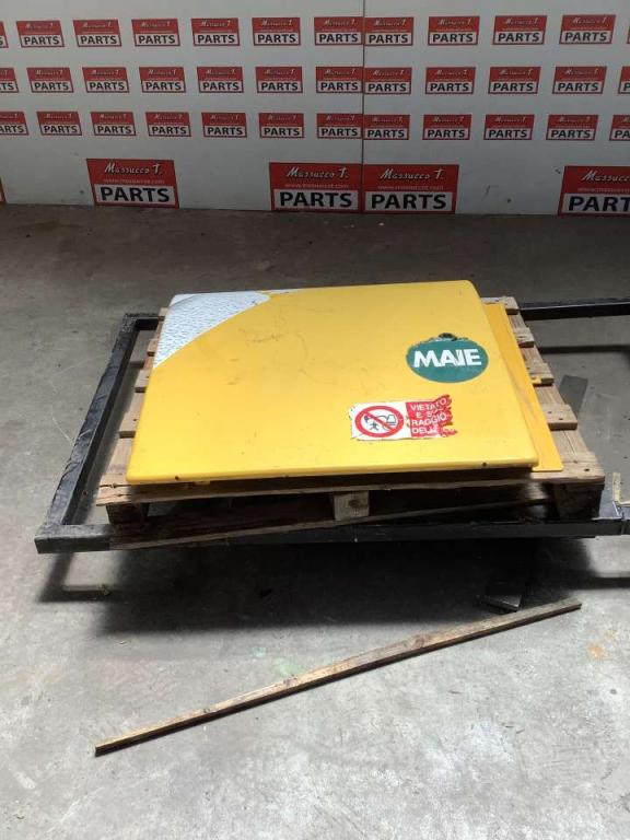 Hood and body panel for New Holland E 385 Photo 1