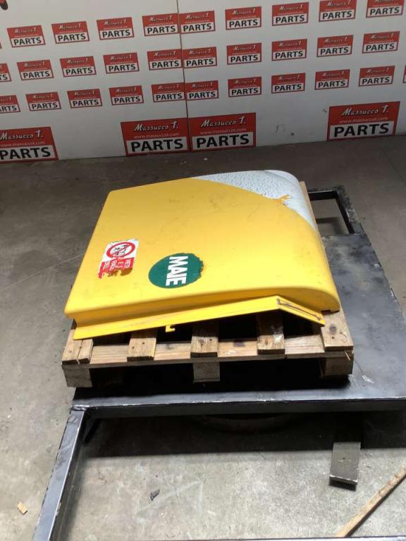 Hood and body panel for New Holland E 385 Photo 2