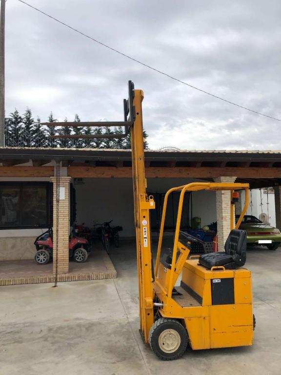 Carmi Three wheel electric forklift Photo 1