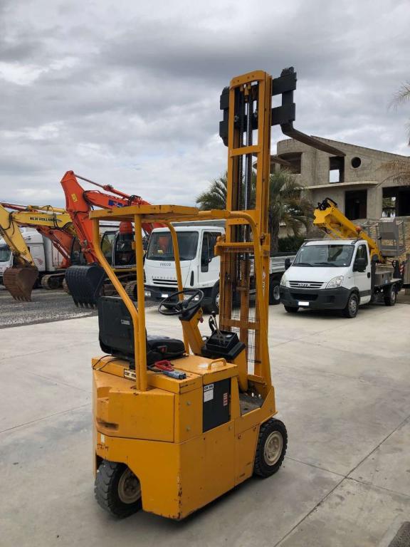 Carmi Three wheel electric forklift Photo 2