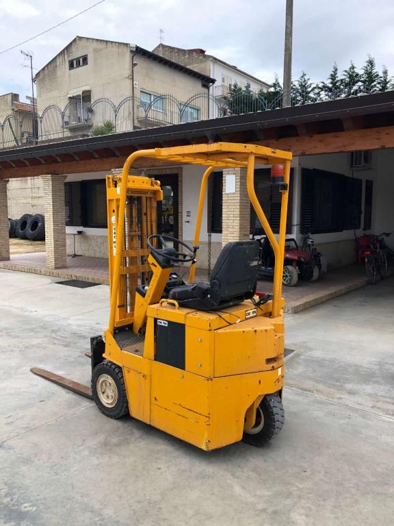 Carmi Three wheel electric forklift Photo 5