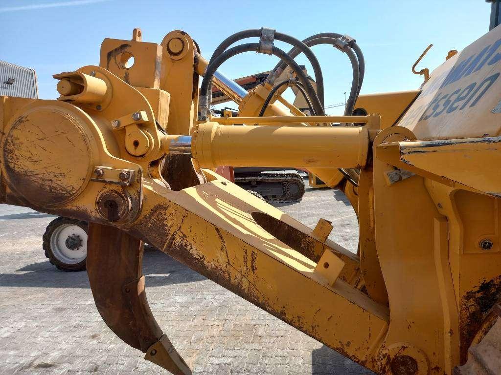 Komatsu D155A-6R (4pcs available for sale in Abu Dhabi) Photo 21