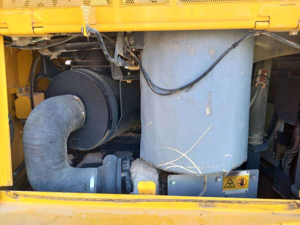 Komatsu D155A-6R (4pcs available for sale in Abu Dhabi) Photo 22