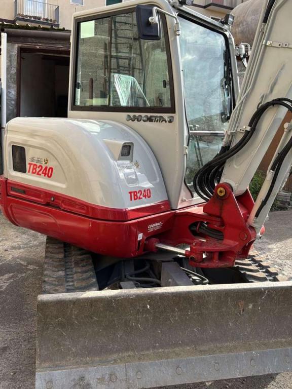 Takeuchi TB240 Photo 1