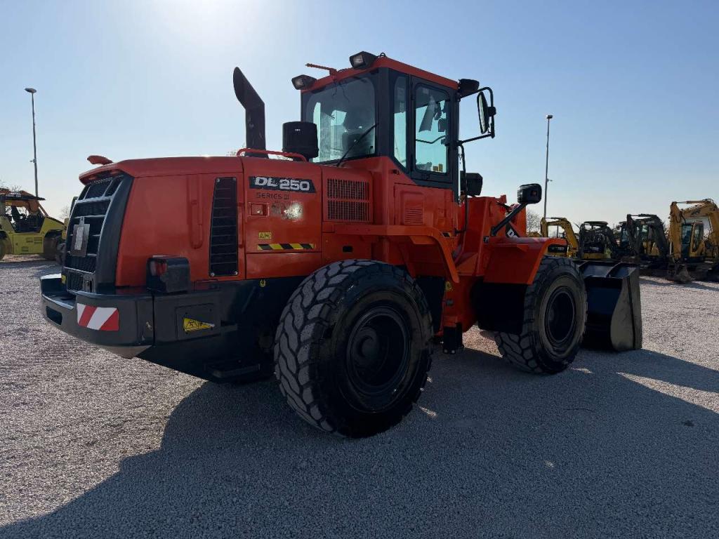 Doosan DL250 Photo 3