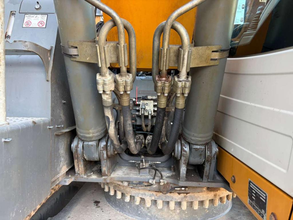 Liebherr R922LC Photo 9