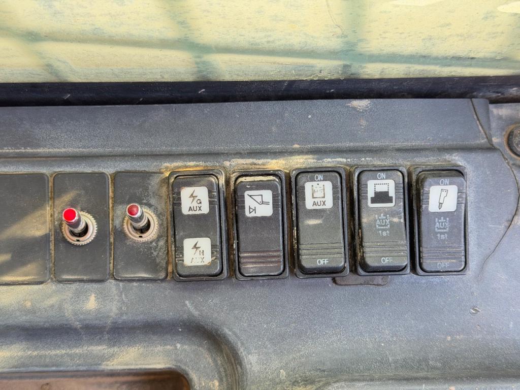 Takeuchi TL10V-2 Photo 7
