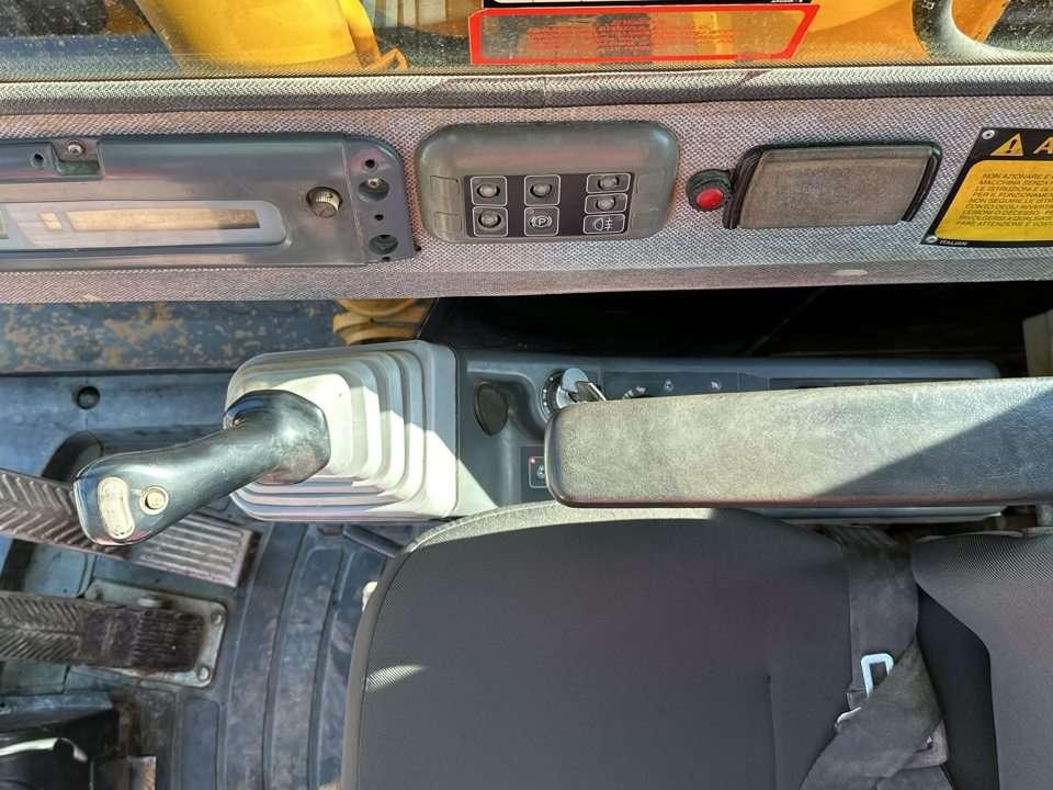 JCB JS130W 4x4 Photo 14