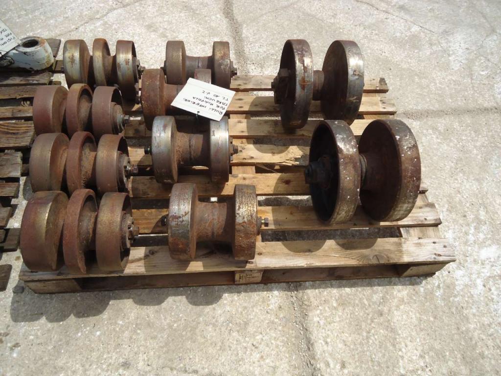 Track rollers for Takeuchi TL10V-2 Photo 3