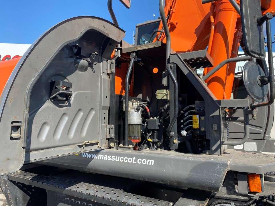 Hitachi ZX210W-3 Photo 16