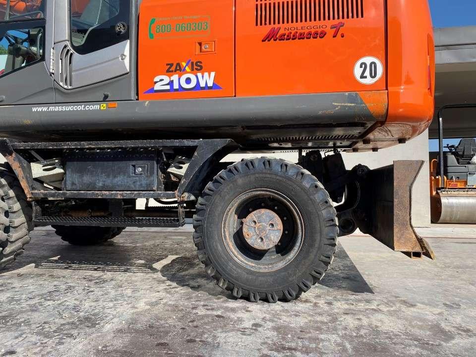 Hitachi ZX210W-3 Photo 6