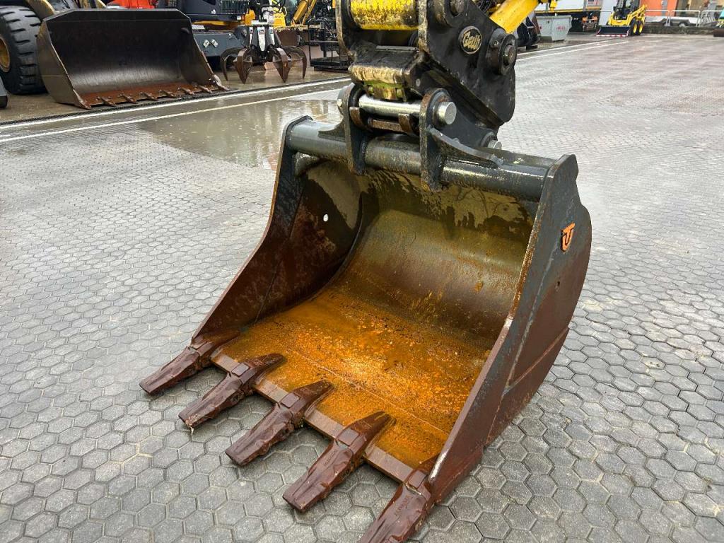 Komatsu PC210NLC-11E0 Photo 9