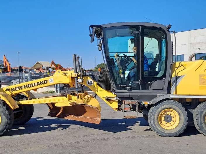 New Holland F106.7 Photo 2