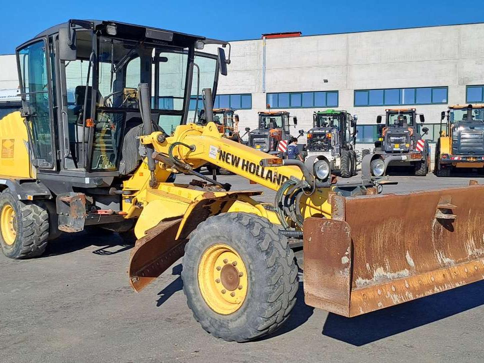 New Holland F106.7 Photo 7