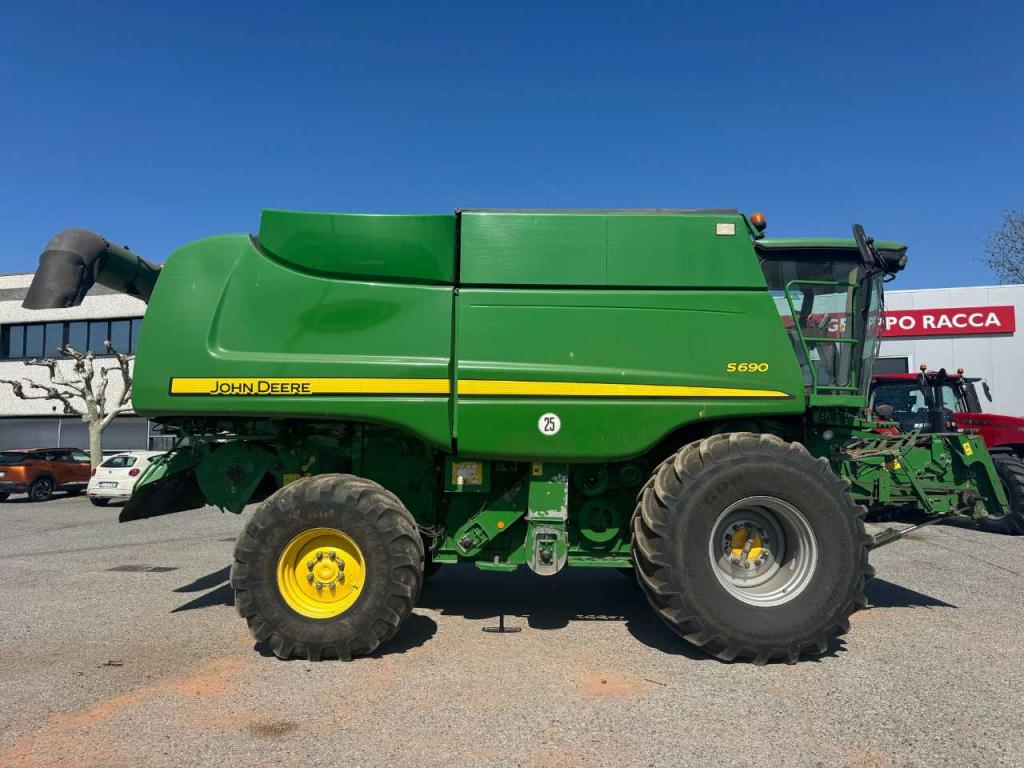 John Deere S690 Photo 4