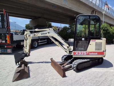 Bobcat X325 Photo 1