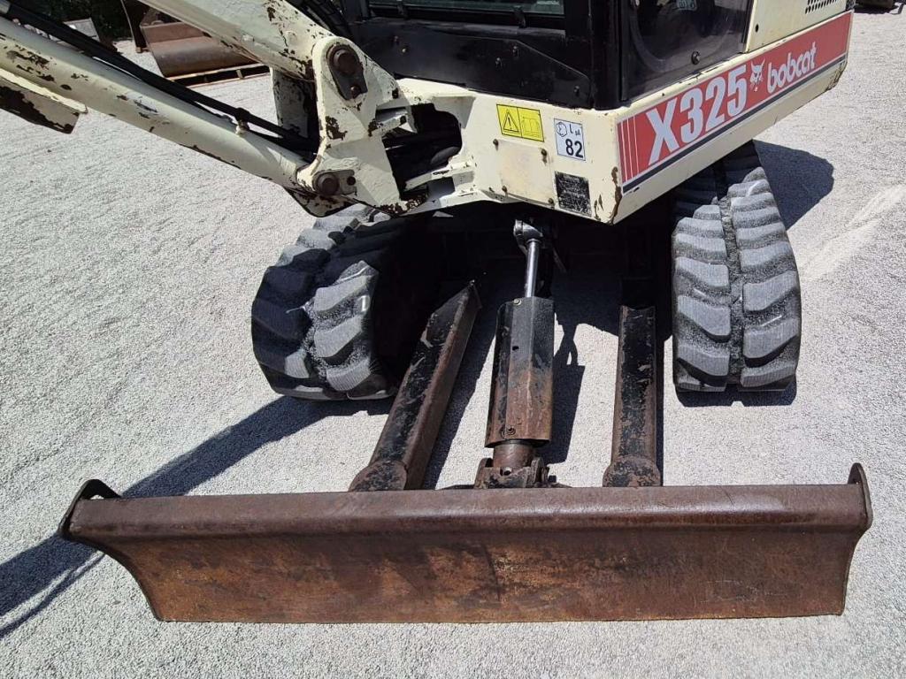 Bobcat X325 Photo 11