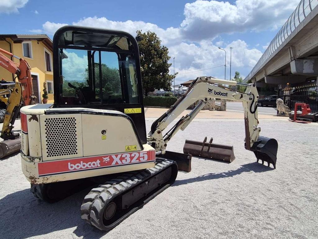 Bobcat X325 Photo 2