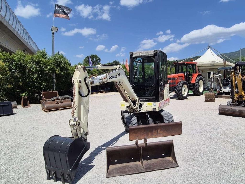 Bobcat X325 Photo 3