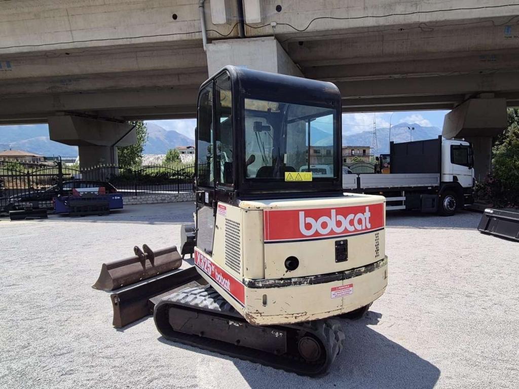 Bobcat X325 Photo 4
