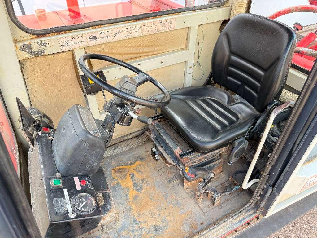 Mitsubishi LD700 - Dutch Machine / Pressurised Cabin Photo 5