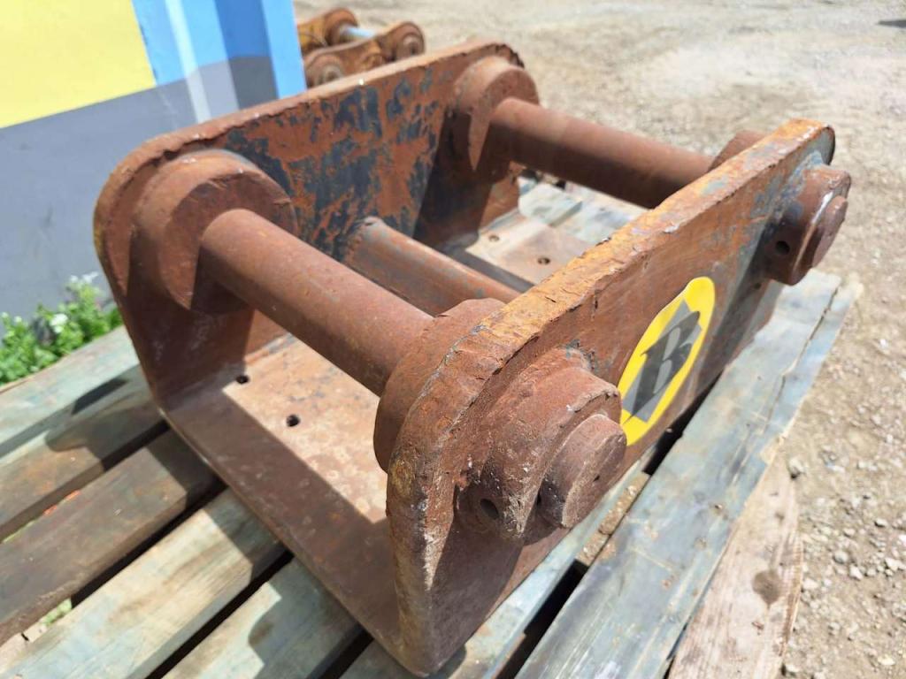 UNI80 for 20-25 ton excavators Attachment plate Photo 1