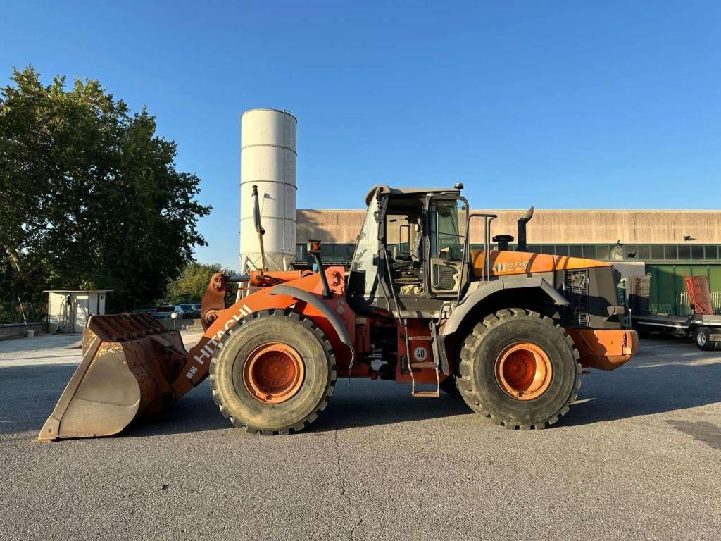 Hitachi ZW220 Photo 7