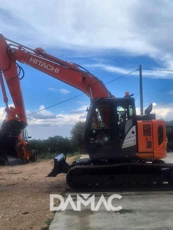 Hitachi ZX135US Photo 2