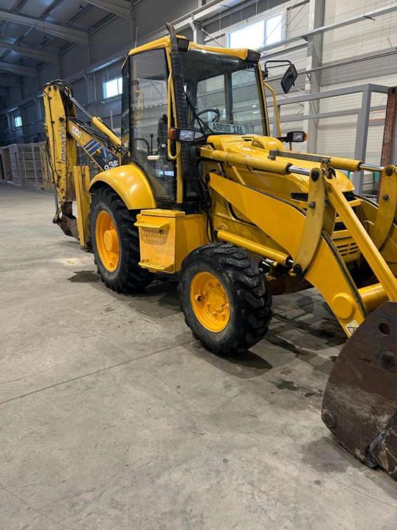 Komatsu WB93R.2 Photo 2