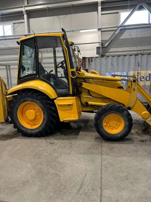 Komatsu WB93R.2 Photo 3