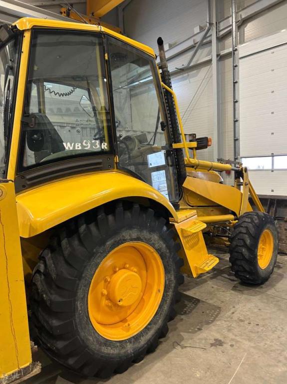 Komatsu WB93R.2 Photo 5