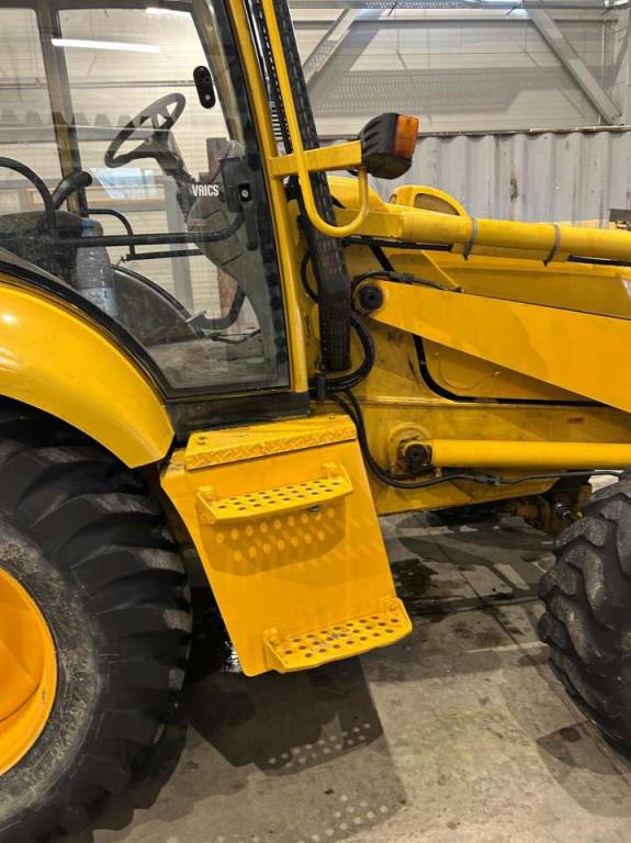 Komatsu WB93R.2 Photo 6