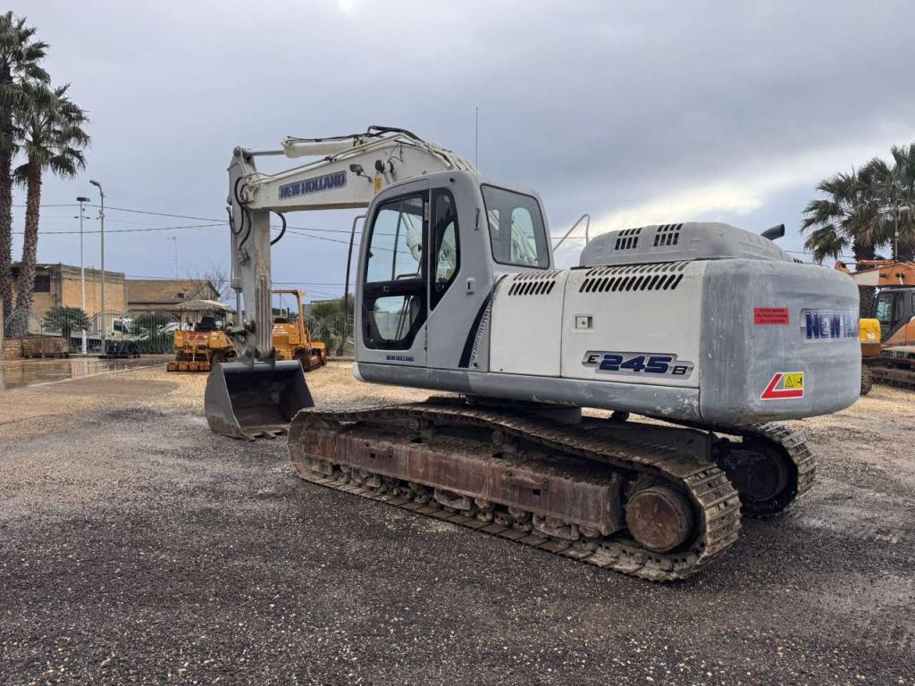 New Holland E245B Photo 4