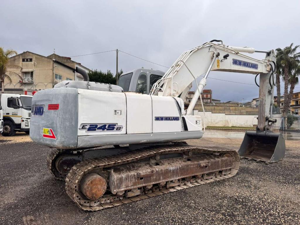 New Holland E245B Photo 7
