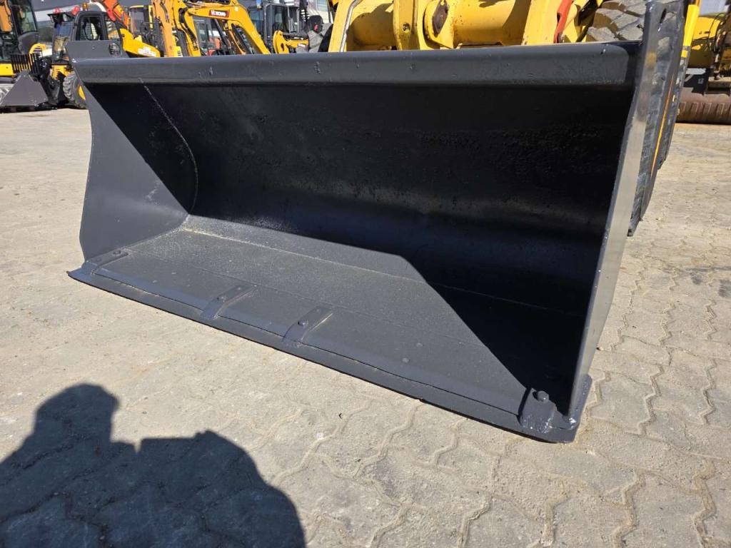 Komatsu WB 70 A Photo 6